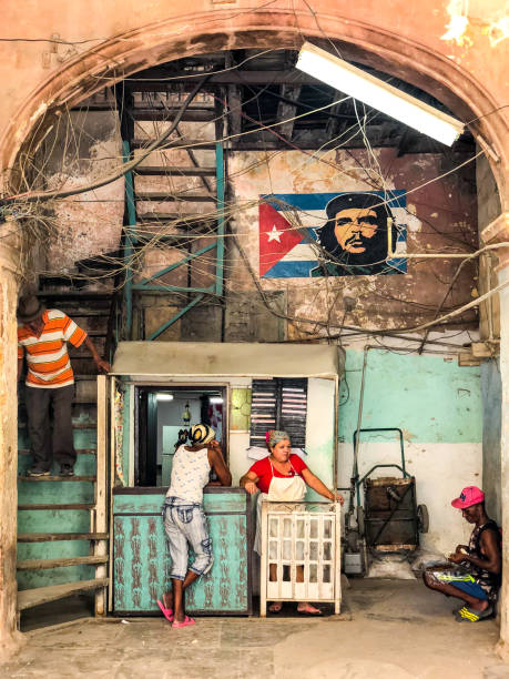 entrée de la maison avec petite boutique et drapeau cubain avec che guevara. havane - graffiti paintings men walking photos et images de collection