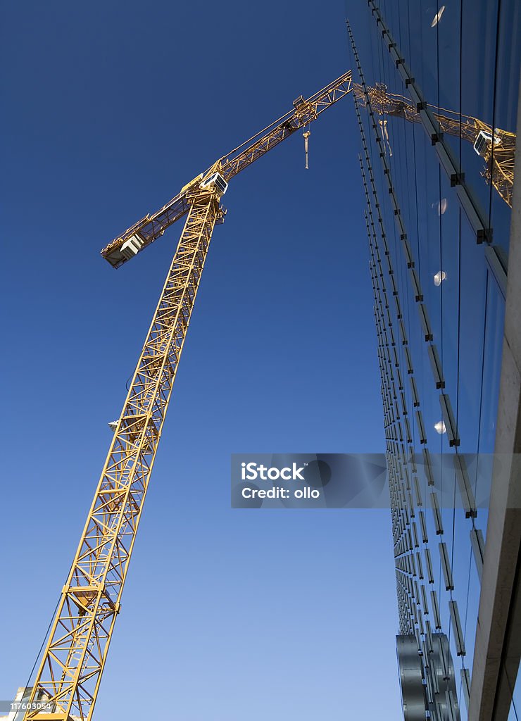 Guindaste de construção site-céu azul profundo - Foto de stock de Amarelo royalty-free