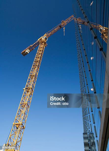 Foto de Guindaste De Construção Sitecéu Azul Profundo e mais fotos de stock de Amarelo - Amarelo, Arquitetura, Azul