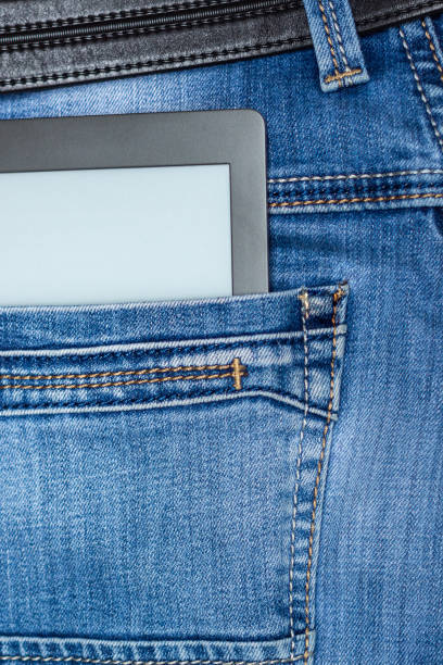 un e-reader nascosto in una tasca di pantaloni jeans - reading book text printed media foto e immagini stock
