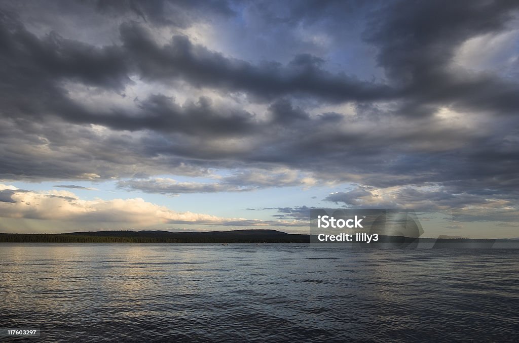 Panorama di nuvole sul Lago Verde - Foto stock royalty-free di Acqua stagnante