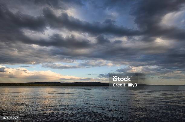 Panorama Di Nuvole Sul Lago Verde - Fotografie stock e altre immagini di Acqua stagnante - Acqua stagnante, Alba - Crepuscolo, Ambientazione esterna