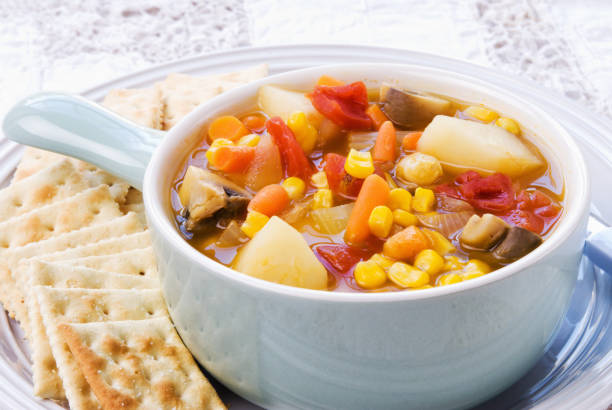 sopa de verduras casera servida con galletas saladas - sopa de verduras fotografías e imágenes de stock