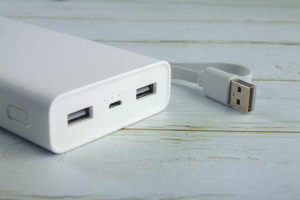 usbワイヤー付き強力な外部バッテリー(パワーバンク) - usb wire ストックフォトと画像