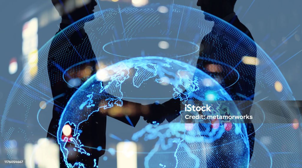 Концепция глобальной бизнес-сети. Деловой человек пожимает руку. - Стоковые фото Международный бизнес роялти-фри Концепция глобальной бизнес-сети. Деловой человек пожимает руку. - Стоковые фото Международный бизнес роялти-фри