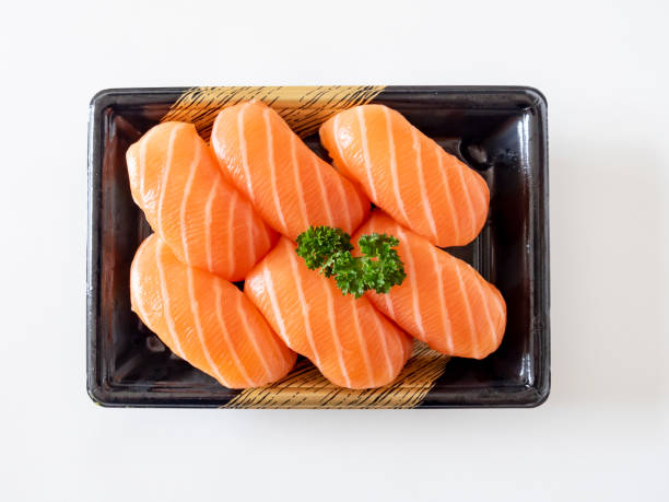 lachs nigiri sushi auf tablett - sake nigiri stock-fotos und bilder