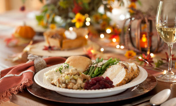 cena de pavo de acción de gracias - dark roast fotografías e imágenes de stock