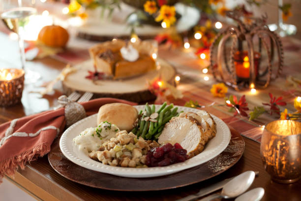 thanksgiving turkey dinner - flower arrangement dining room decor dining imagens e fotografias de stock