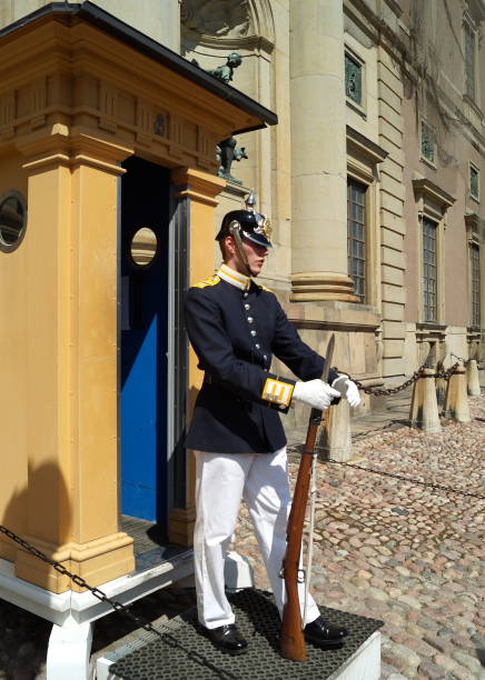 strażnicy na stanowiskach w pałacu królewskim w sztokholmie - people full length palace sweden zdjęcia i obrazy z banku zdjęć