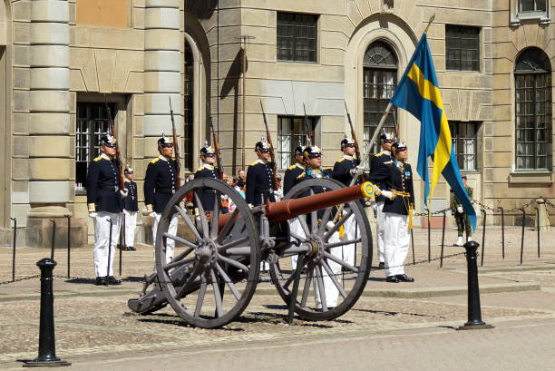 change of the guard at the royal palace in stockholm - king of sweden imagens e fotografias de stock