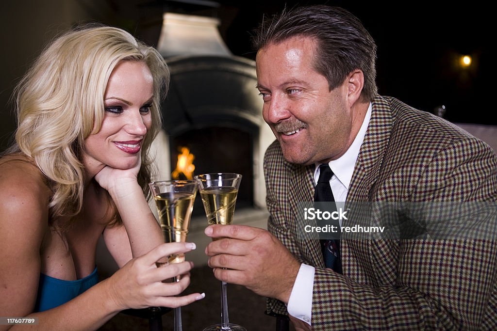 Casal atraente comemorando com um brinde - Foto de stock de Adulto royalty-free