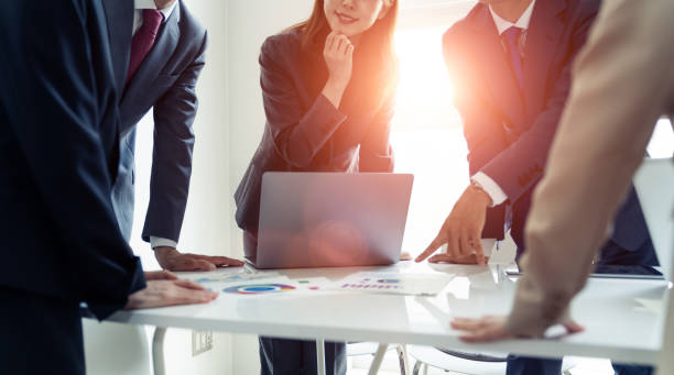 비즈니스 회의 개념입니다. 사무실에서 사업가의 그룹입니다. 프레 젠 테이 션. 회의. - 회의 이미지 뉴스 사진 이미지