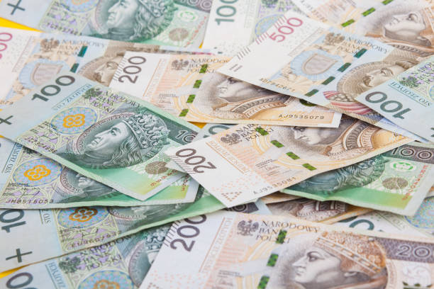 banconote polacche caoticamente sparse sulla scrivania - number 100 number 500 paper currency close up foto e immagini stock