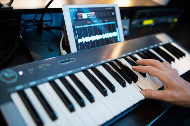 fingers of young contemporary pianist pressing keys of piano keyboard - synthesizer imagens e fotografias de stock