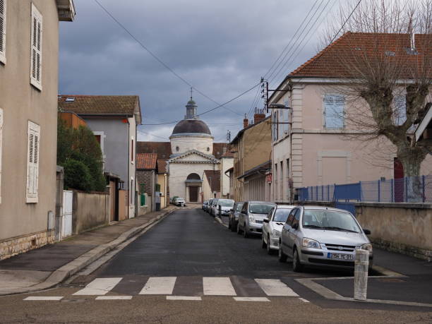 strada prospettica con cupola a bourg-en-bresse - bresse foto e immagini stock