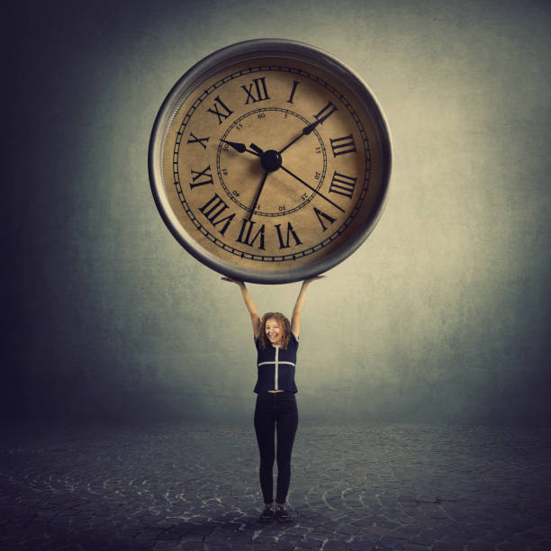 Surreal view as a tiny girl teenager lifting a huge clock over head. Student time management concept. Educational process hours, time pressure and planning symbol. Schedule efficiency and control. vista surrealista como una niña pequeña adolescente levantando un enorme reloj sobre la cabeza. concepto de gestión del tiempo de los estudiantes. horas de proceso educativo, presión de tiempo y símbolo de planificación. programe la eficiencia y el c