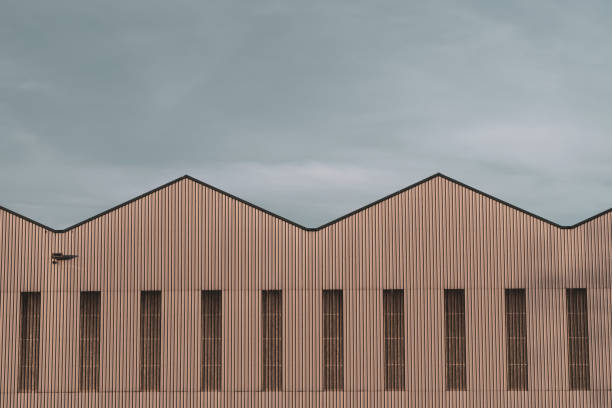 perfil e parede ondulada de um edifício industrial - warehouse corrugated two dimensional shape distribution warehouse - fotografias e filmes do acervo