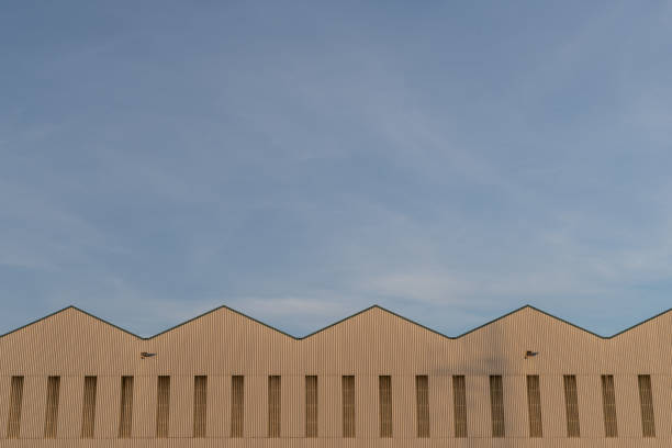 perfil e parede ondulada de um edifício industrial - warehouse corrugated two dimensional shape distribution warehouse - fotografias e filmes do acervo