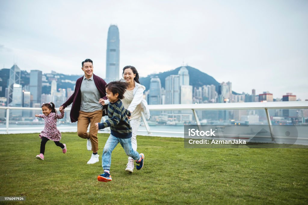 보기 갑판을 가로 질러 부모를 이끄는 젊은 중국 어린이 - 로열티 프리 홍콩 스톡 사진 보기 갑판을 가로 질러 부모를 이끄는 젊은 중국 어린이 - 로열티 프리 홍콩 스톡 사진