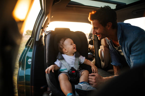 primer viaje por carretera del bebé - family in car fotografías e imágenes de stock