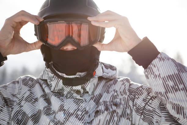 skier preparing for skiing - snow glasses imagens e fotografias de stock