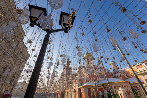 weihnachten (neujahr) beleuchtung auf nikolskaya straße in der nähe des moskauer kreml, russland - architecture international landmark famous place decoration stock-fotos und bilder