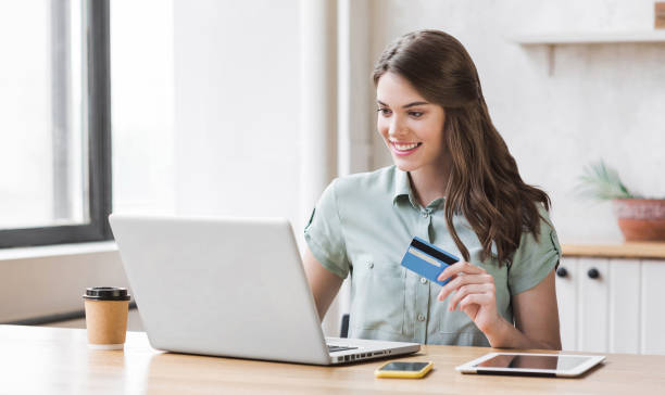 mujer comprando en línea con computadora portátil y tarjeta de crédito - credit card women laptop electronic banking fotografías e imágenes de stock