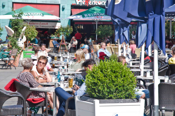 летний отдых: немецкие гости и гости отдыхают возле бара/ресторана в дортмунде-кампштрассе, германия - 7003 стоковые фото и изображения