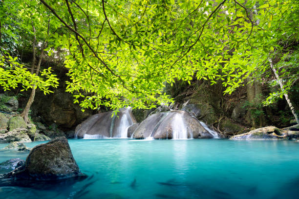 der erawan wasserfall im erawan nationalpark in der provinz kanchanaburi,thailand. es ist ein klarer blauer berühmter wasserfall in thailand. - erawan beauty in nature waterfall clean stock-fotos und bilder