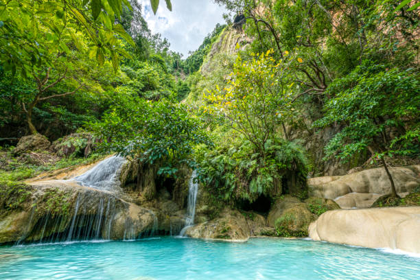 la cascata di erawan nel parco nazionale di erawan nella provincia di kanchanaburi, thailandia. è una famosa cascata blu chiaro in thailandia. - erawan falls foto e immagini stock