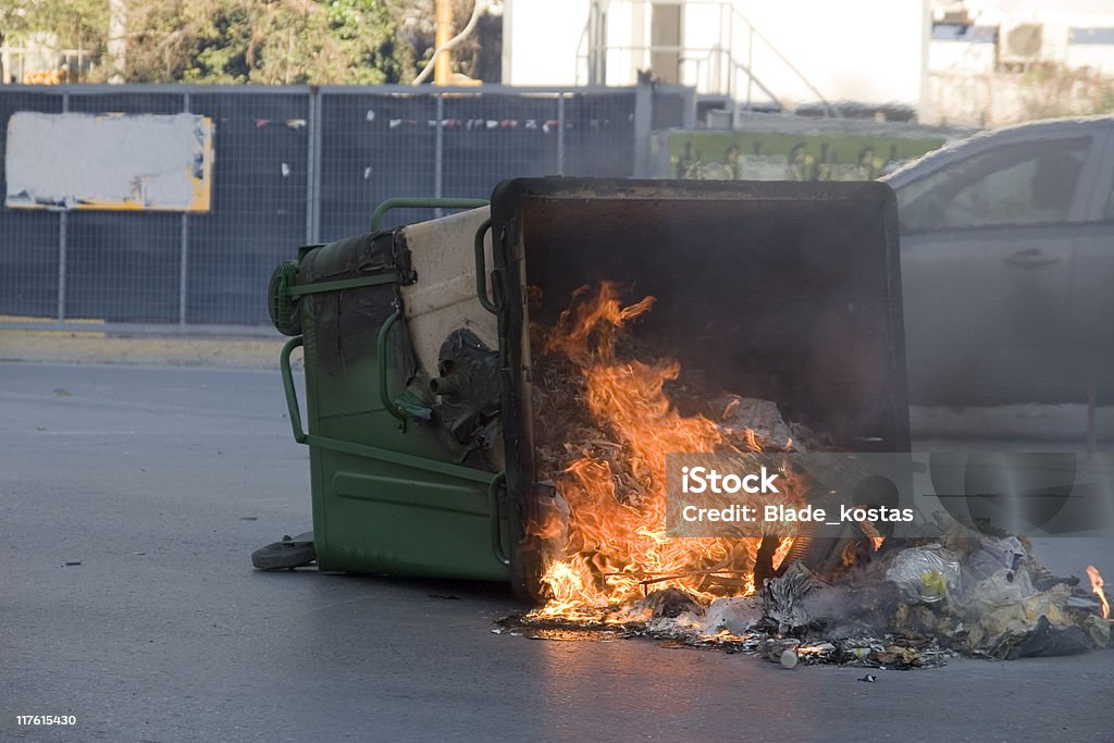 Incendie dans une poubelle - Photo de Feu libre de droits