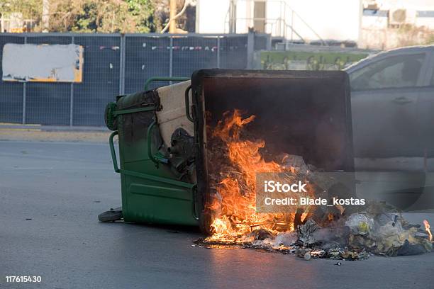 Photo libre de droit de Incendie Dans Une Poubelle banque d'images et plus d'images libres de droit de Feu - Feu, Émeute, Déchets