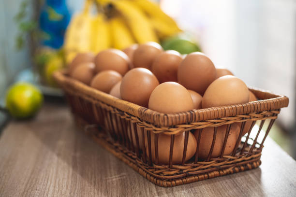 huevos frescos en una cesta - eggs farm basket dairy farm fotografías e imágenes de stock