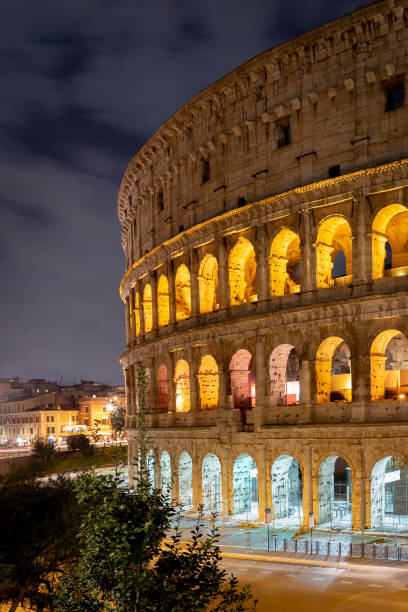 point de repère romain de colisée dans la lumière de nuit. italie - international landmark italy amphitheater ancient photos et images de collection