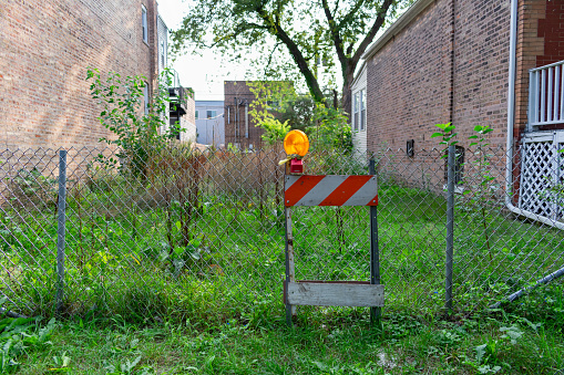 Barrera de construcción y valla frente a un lote residencial vacío en Andersonville Chicago photo