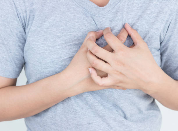 la mujer joven tiene dolor en el pecho, ataque al corazón, manos presionando el pecho. - human hand help pain heart attack fotografías e imágenes de stock