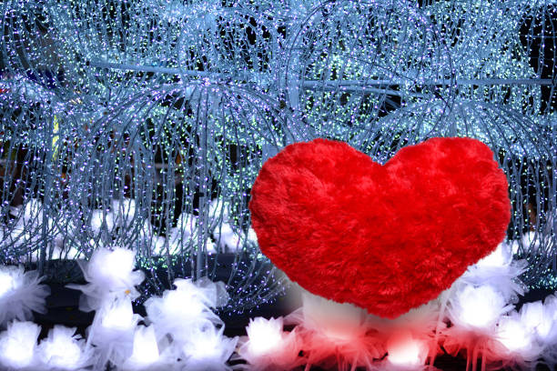 축하 밤에 도시의 정원에서 ��램프에서 파란색 흐림 빛의 배경에 작은 빨간 심장 모피 베개 - romantic scene flash 뉴스 사진 이미지