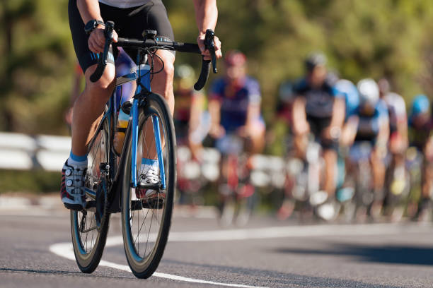 grupo de ciclistas en carrera profesional - andar en bicicleta fotos fotografías e imágenes de stock