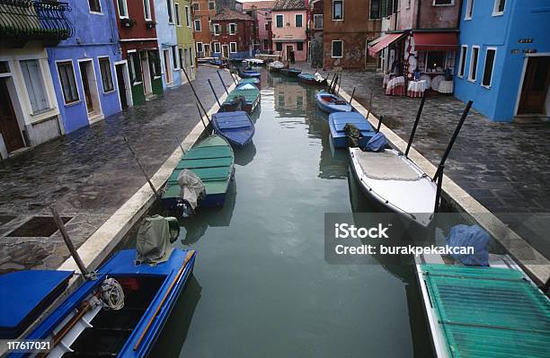 Italia Venecia Barcos Amarrados En Canal Vista Elevada Foto de stock y más banco de imágenes de Agua
