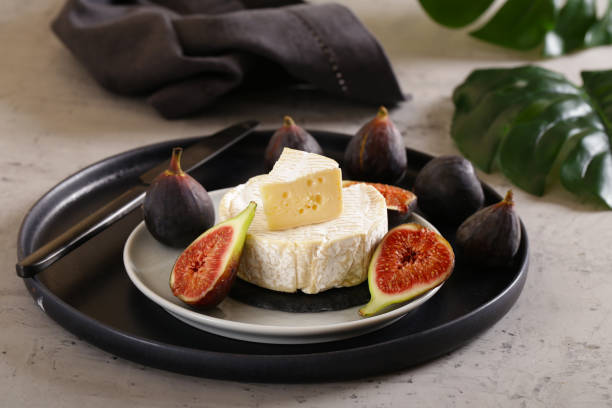 camembert cheese with fresh figs - 12023 imagens e fotografias de stock