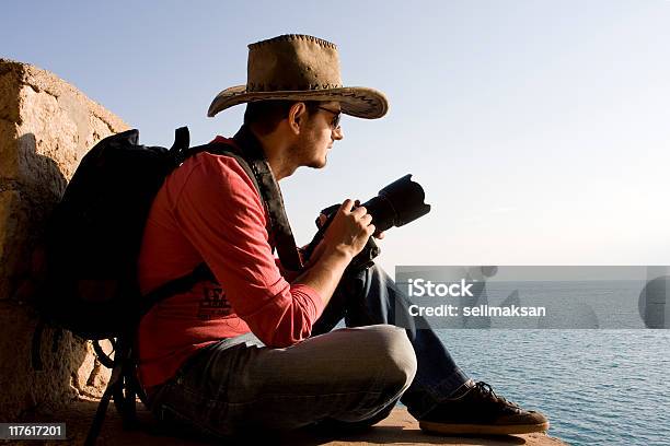 Retrato De Joven Fotógrafo Sostiene Cámara Con Perfil Enu De Mar Foto de stock y más banco de imágenes de Aire libre