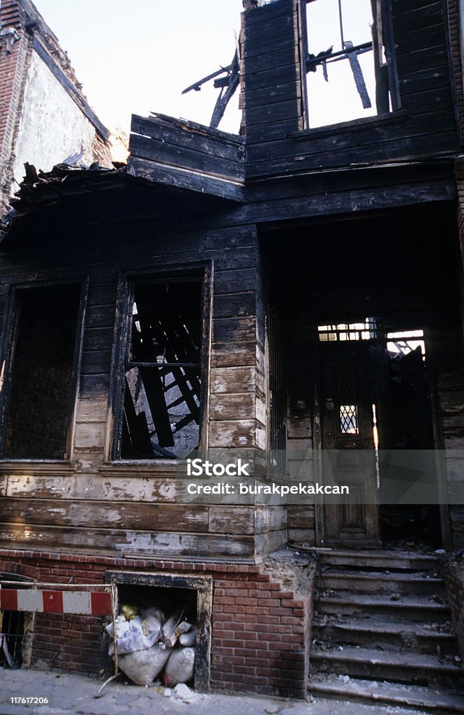 Derelict wooden house, Istanbul, Türkei - Lizenzfrei Verbrannt Stock-Foto