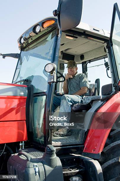 Agricultor E O Tractor - Fotografias de stock e mais imagens de Trator - Trator, Vermelho, 50 Anos