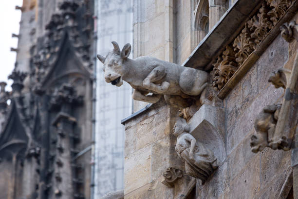 elementos de la arquitectura gótica. esculturas grotescas, quimeras y gárgolas en la fachada de una antigua catedral medieval. catedral de san esteban. viena. austria - demon statue ancient architecture fotografías e imágenes de stock