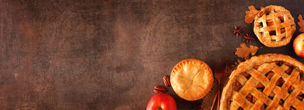 torta di mele autunnale fatta in casa, striscione di bordo ad angolo con vista dall'alto su uno sfondo di pietra marrone - apple pie apple baked cinnamon foto e immagini stock