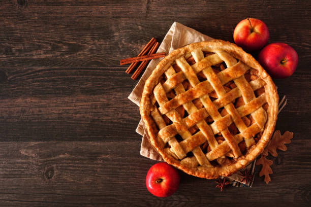 tarte faite maison de pomme d'automne, vue supérieure avec le cadre des ingrédients au-dessus du bois foncé - apple pie baked pastry crust apple photos et images de collection