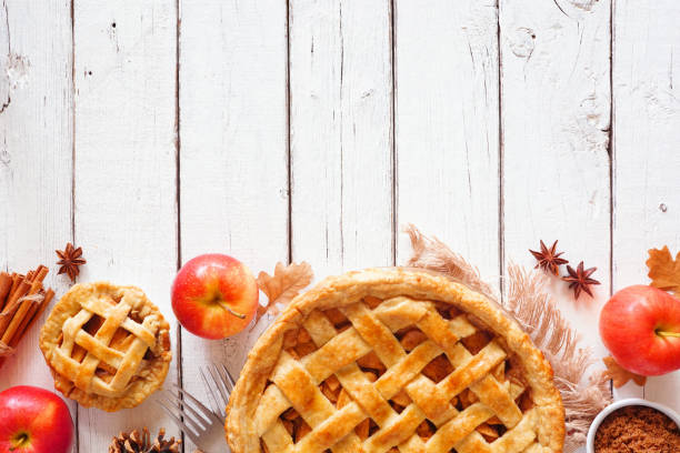 tarte faite maison de pomme d'automne, bordure inférieure de vue supérieure au-dessus d'un fond en bois blanc - apple pie baked pastry crust apple photos et images de collection