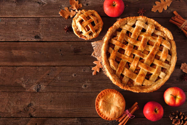torta di mele autunnale fatta in casa, bordo d'angolo con vista dall'alto su uno sfondo di legno rustico - pie apple pastry crust celebration foto e immagini stock