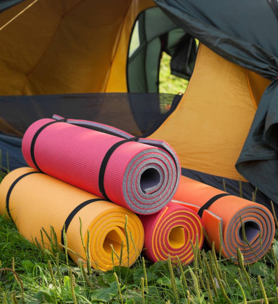 ouvrez la tente et les coussinets de couchage roulés. - wooden raft photos et images de collection