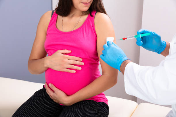 doutor que vaccinating a mulher gravida nova - injeção insulina luva - fotografias e filmes do acervo